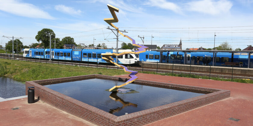 Waterpartij en kunstwerk nabij station Coevorden